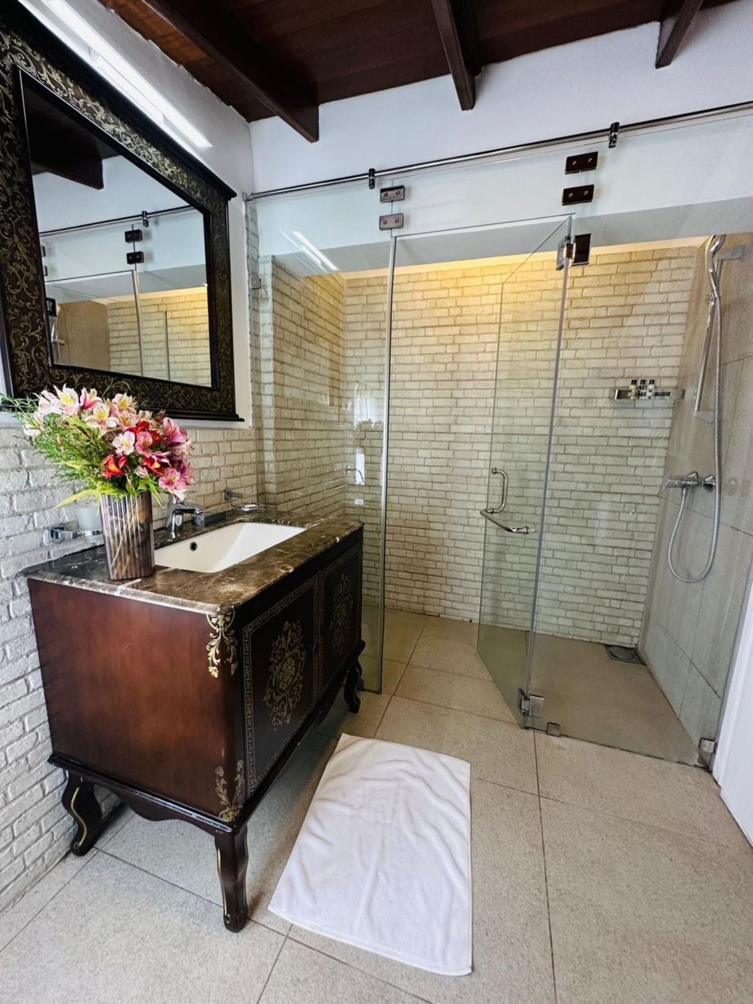 Pedro Barn Hotel At Little England Cottages Нувара Елия Екстериор снимка